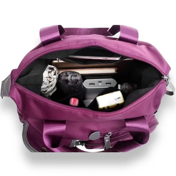 Sweet heaven! It a large, fashionable NYLON bag with lots of compartments! - Picture 4 of 6